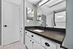 7555 Katy Fwy, Houston, TX 77024 - Photo 21