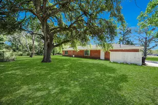 1405 Avenue G, Danbury, TX 77534 - Photo 5