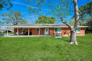 1405 Avenue G, Danbury, TX 77534 - Photo 1