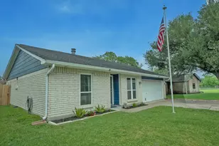 10 Wagon Ln Loop, Angleton, TX 77515 - Photo 1