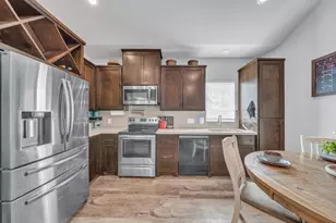 320 W Live Oak St, Angleton, TX 77515 - Photo 9