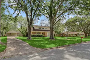 105 Hillcrest Dr, Alvin, TX 77511 - Photo 1