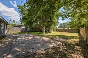9802 Carmalee St, Houston, TX 77075 - Photo 15