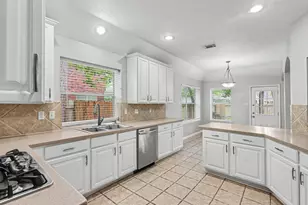 83 E Whistlers Bend Cir, Conroe, TX 77384 - Photo 9
