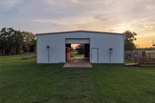 616 County Rd 44, Angleton, TX 77515 - Photo 15