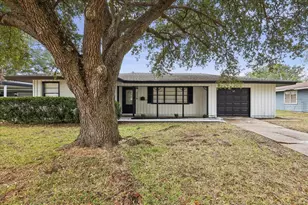 855 Carolina, Bridge City, TX 77611 - Photo 3