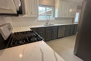 501 Cindyrella Dr, Highlands, TX 77562 - Photo 5