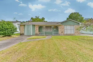 128 Forest Oaks Ln, Lake Jackson, TX 77566 - Photo 1