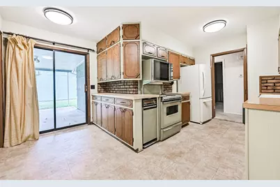 128 Forest Oaks Lane, Lake Jackson, TX 77566 - Photo 9
