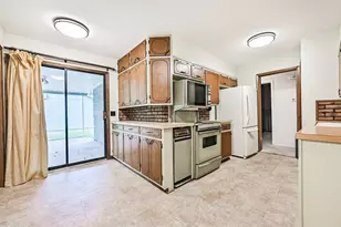 128 Forest Oaks Ln, Lake Jackson, TX 77566 - Photo 9
