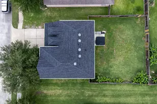 921 Sage St, Baytown, TX 77521 - Photo 5