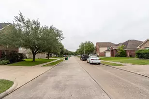 921 Sage St, Baytown, TX 77521 - Photo 37