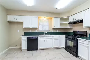 3327 Sycamore Springs Dr, Houston, TX 77339 - Photo 5