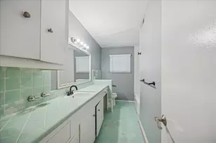 8419 Bluegate Ct, Houston, TX 77025 - Photo 11