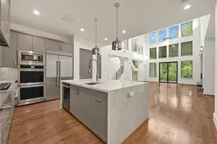 922 T C Jester Blvd, Houston, TX 77008 - Photo 17