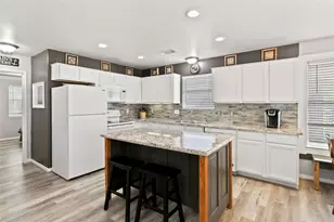 984 Bluewater Hwy, Surfside Beach, TX 77541 - Photo 11