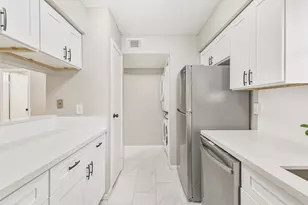 3130 Walnut Bend Ln, Houston, TX 77042 - Photo 9