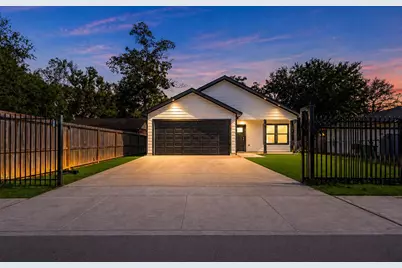 6705 Roanoke St, Houston, TX 77028 - Photo 1