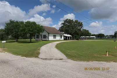 1413 N Main Street, Schulenburg, TX 78956 - Photo 1
