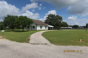 1413 N Main St, Schulenburg, TX 78956 - Photo 1