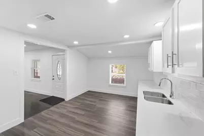 2281 Des Jardines Street, Houston, TX 77023 - Photo 9