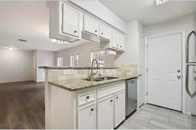 24 E Bigelow Oak Court, The Woodlands, TX 77381 - Photo 3