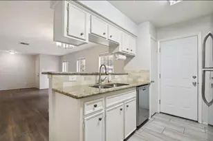 24 E Bigelow Oak Ct, The Woodlands, TX 77381 - Photo 3
