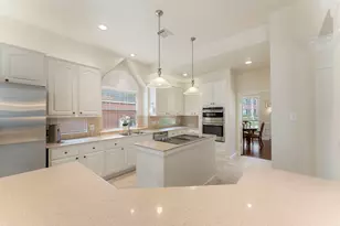 75 N Floral Leaf Cir, The Woodlands, TX 77381 - Photo 9