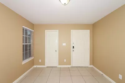 4918 N Cancun Drive, Houston, TX 77045 - Photo 9