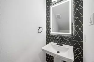 5955 Southseas St, Houston, TX 77033 - Photo 15