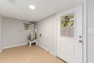 5042 Bataan Rd, Houston, TX 77033 - Photo 21