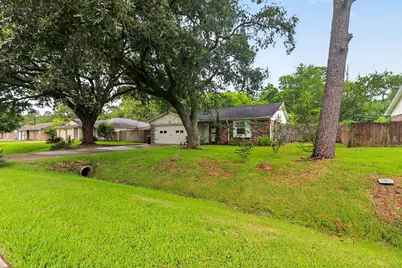 9915 Forest Hollow Drive, Baytown, TX 77521 - Photo 5