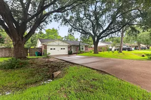 9915 Forest Hollow Dr, Baytown, TX 77521 - Photo 3