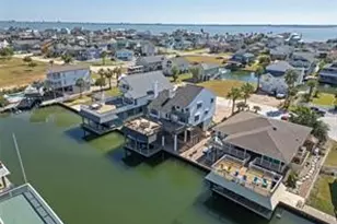 1318 Hawaii Dr, Tiki Island, TX 77554 - Photo 3