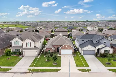 8803 W Crescent Lake Circle, Baytown, TX 77521 - Photo 17