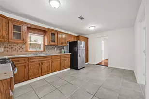 715 N 1st St, Baytown, TX 77520 - Photo 7