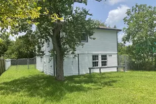 318 10th St, Dickinson, TX 77539 - Photo 1