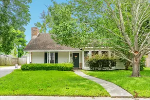107 Mistletoe St, Lake Jackson, TX 77566 - Photo 1