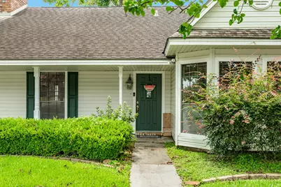 107 Mistletoe Street, Lake Jackson, TX 77566 - Photo 3