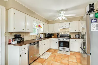 107 Mistletoe Street, Lake Jackson, TX 77566 - Photo 9