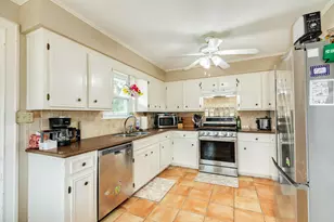 107 Mistletoe St, Lake Jackson, TX 77566 - Photo 9