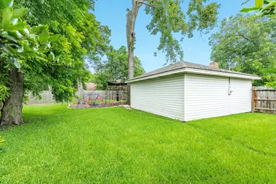 107 Mistletoe Street, Lake Jackson, TX 77566 - Photo 25