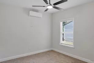 7928 Elvera St, Houston, TX 77012 - Photo 9