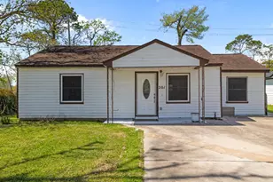 201 Huisache St, Lake Jackson, TX 77566 - Photo 3