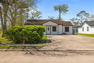 201 Huisache St, Lake Jackson, TX 77566 - Photo 1