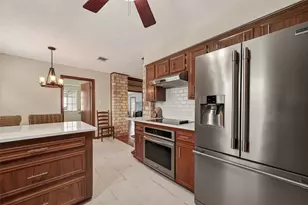 306 W Castle Harbour Dr, Friendswood, TX 77546 - Photo 19