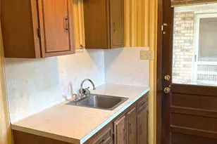 677 N Fowlkes St, Sealy, TX 77474 - Photo 7