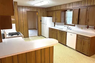 677 N Fowlkes St, Sealy, TX 77474 - Photo 11