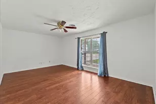 635 Meadowlawn St, La Porte, TX 77571 - Photo 9