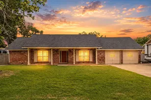 635 Meadowlawn St, La Porte, TX 77571 - Photo 1